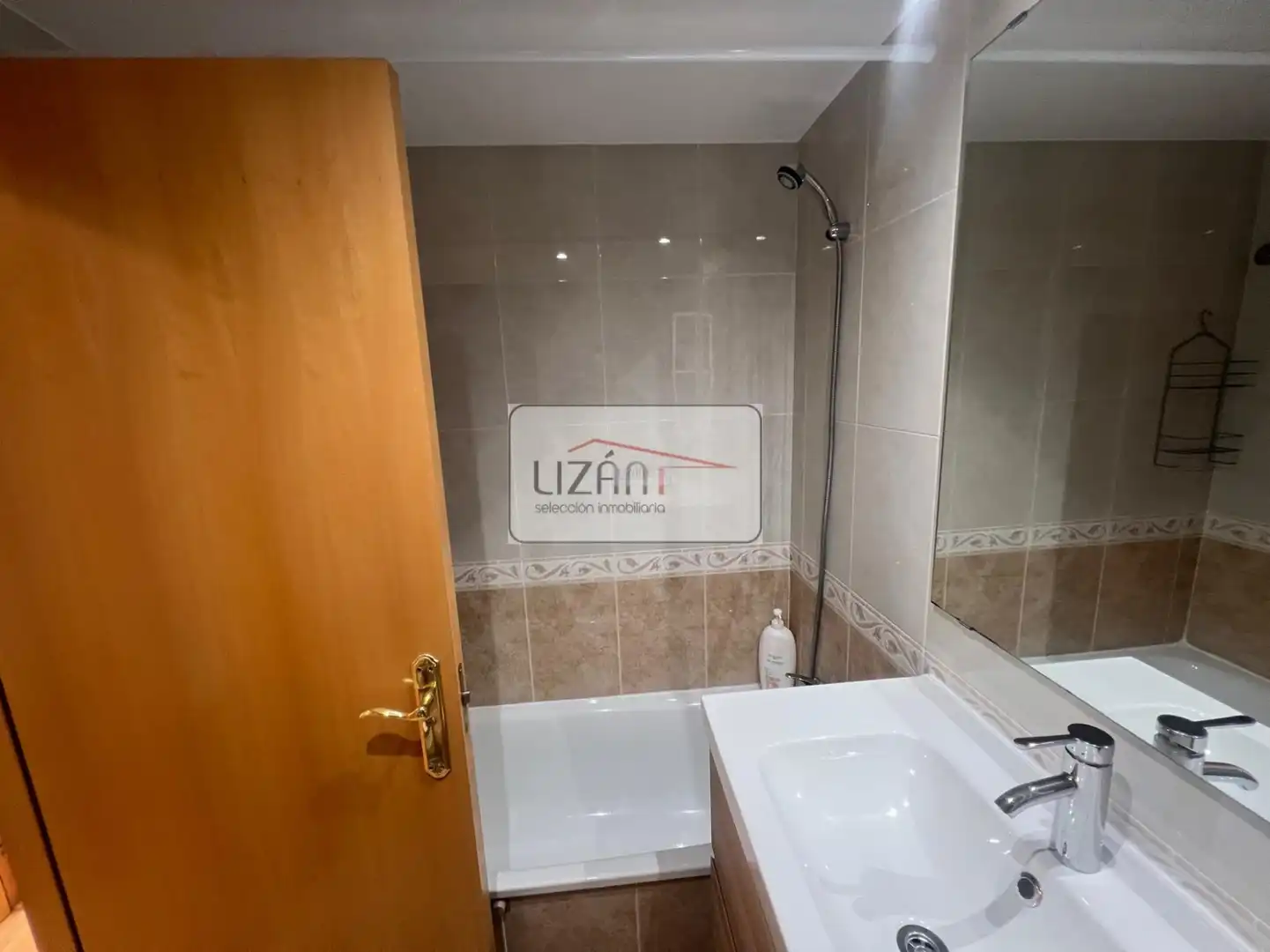 Bany de Pis en venda en Oviedo  amb Calefacció i Parquet