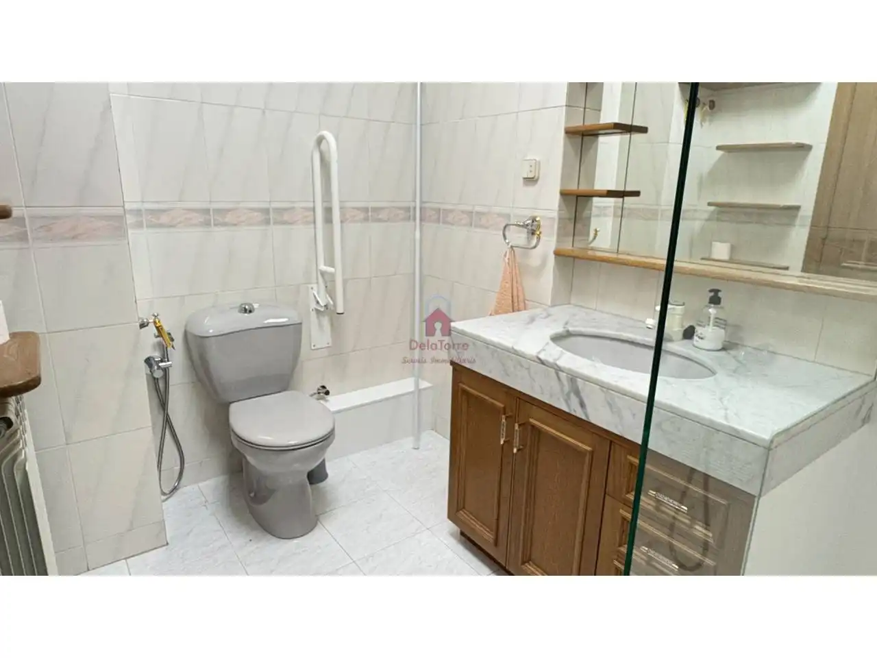 Badezimmer von Wohnung zum Verkauf in Terrassa mit Klimaanlage, Heizung und Balkon