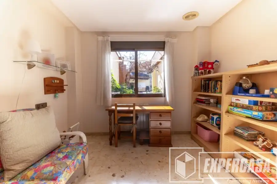 Dormitori de Casa o xalet en venda en Alaquàs amb Aire condicionat, Terrassa i Piscina