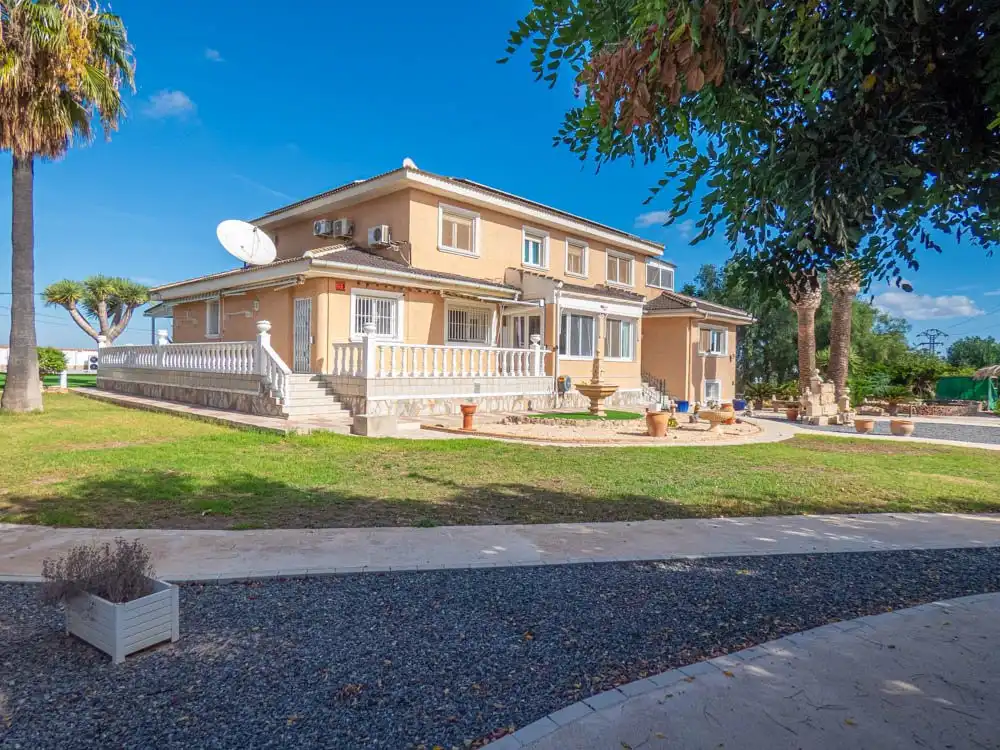 Vista exterior de Casa o chalet en venta en San Miguel de Salinas con Jardín privado, Terraza y Piscina