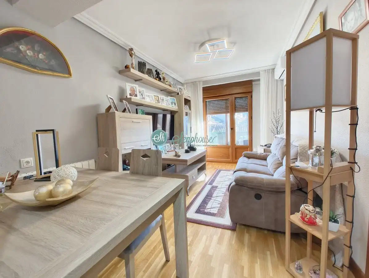 Living room of Flat for sale in Segovia  with Air Conditioner, Heating and Balcony