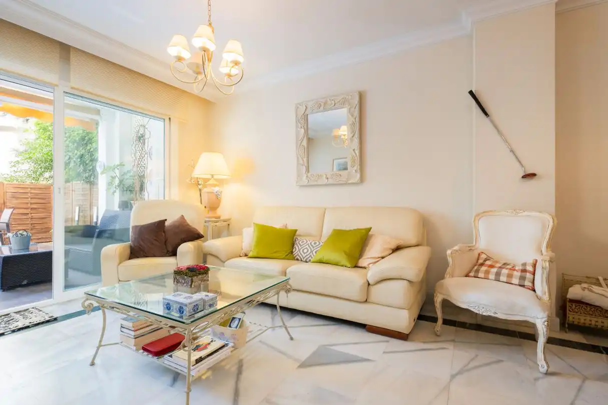 Wohnzimmer von Wohnung zum Verkauf in Marbella mit Klimaanlage, Heizung und Privatgarten