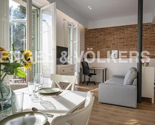 Sala d'estar de Apartament de lloguer en  Barcelona Capital amb Aire condicionat, Calefacció i Parquet