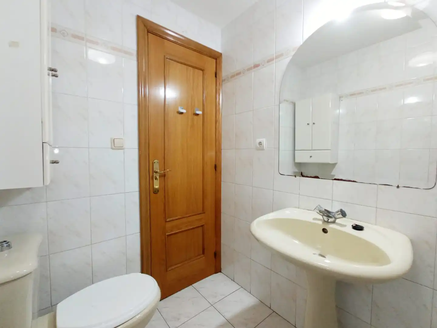 Baño de Apartamento en venta en Burgos con Calefacción, Parquet y Amueblado