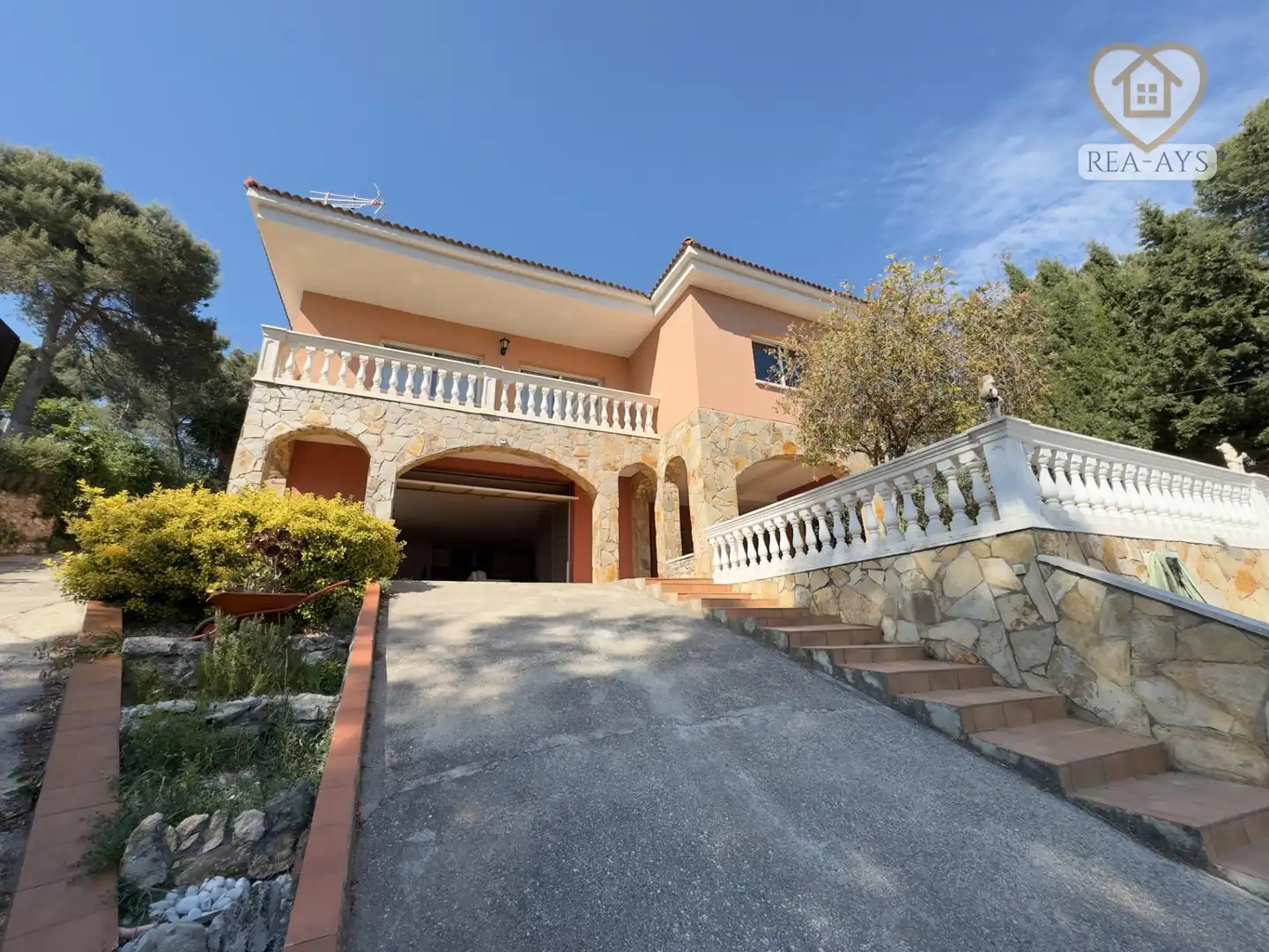 Vista exterior de Casa o xalet en venda en Vallirana amb Calefacció, Jardí privat i Terrassa