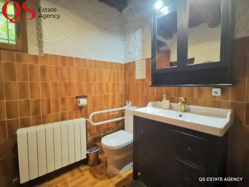 Baño de Finca rústica en venta en La Cellera de Ter con Aire acondicionado, Calefacción y Jardín privado