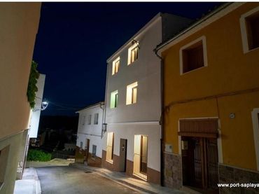 Casa con balcón en venta en Calle Mayor