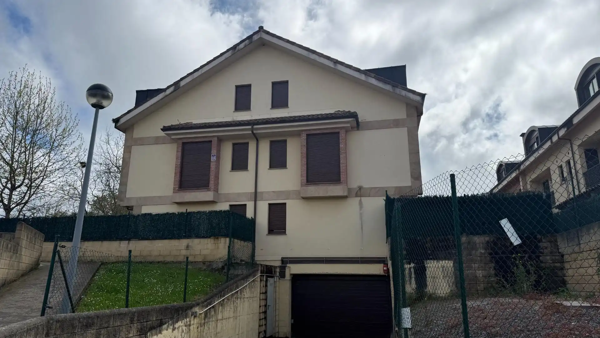 Vista exterior de Edificio en venta en Reocín