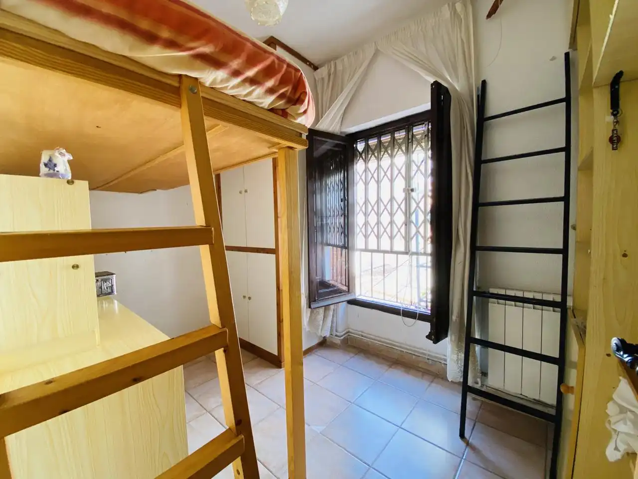 Dormitori de Casa adosada en venda en Granada amb Aire condicionat i Terrassa