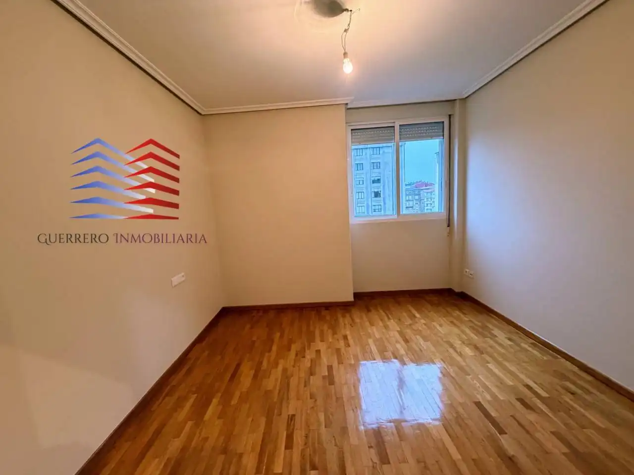 Dormitori de Pis de lloguer en Ourense Capital  amb Calefacció i Parquet