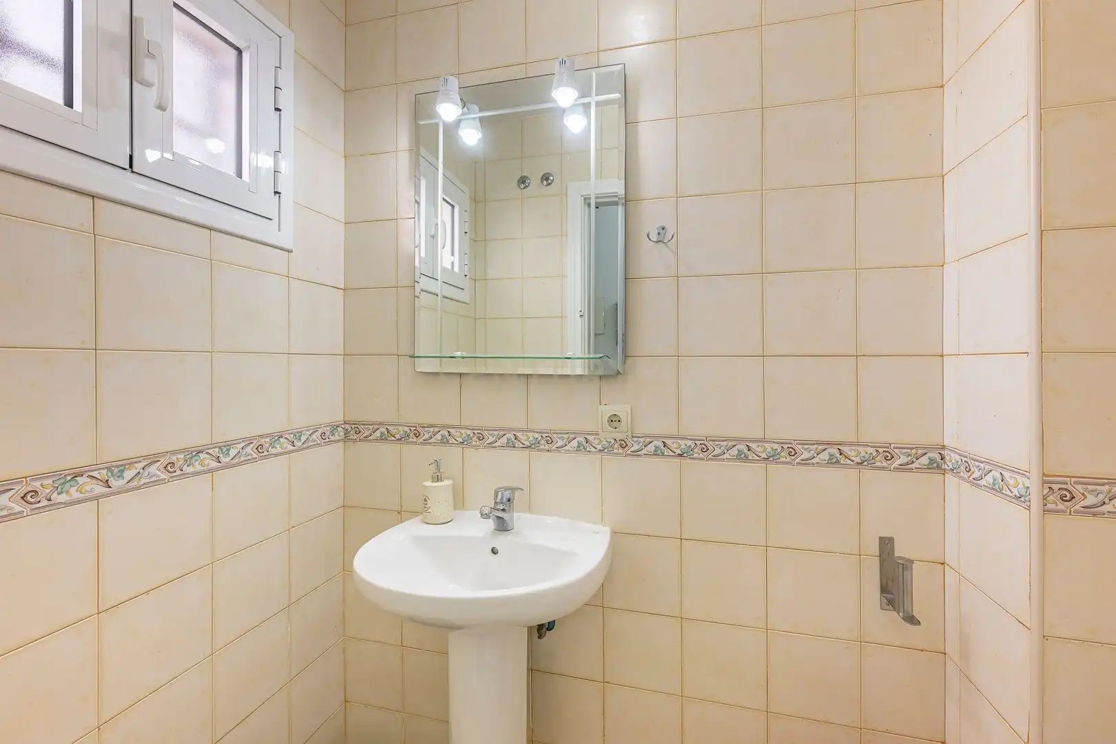 Baño de Casa adosada en venta en Estepona con Aire acondicionado, Trastero y Piscina comunitaria