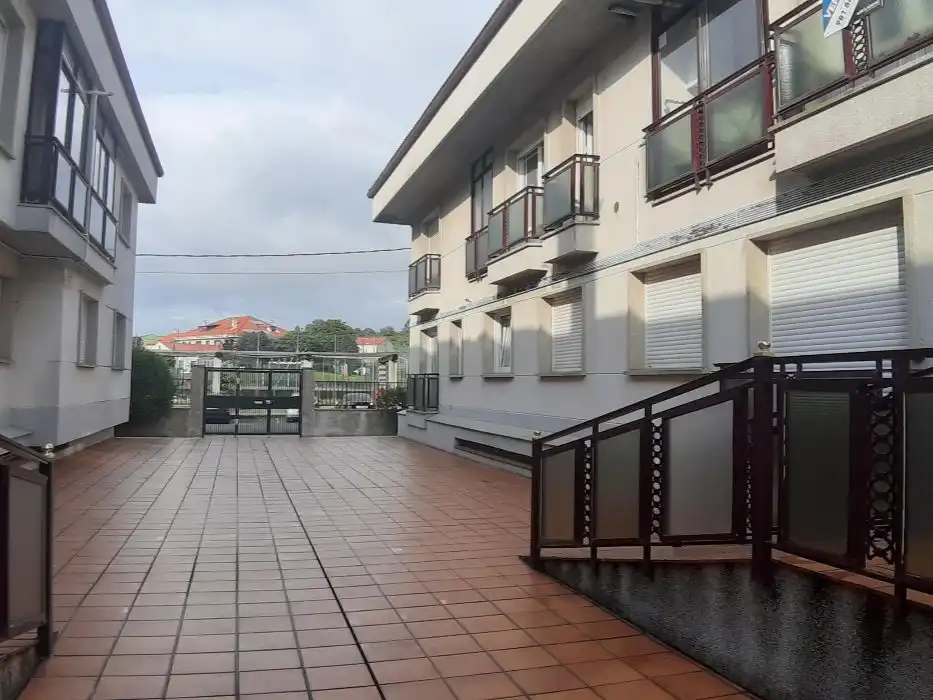 Außenansicht von Wohnung zur Miete in Boiro mit Heizung, Privatgarten und Parkett