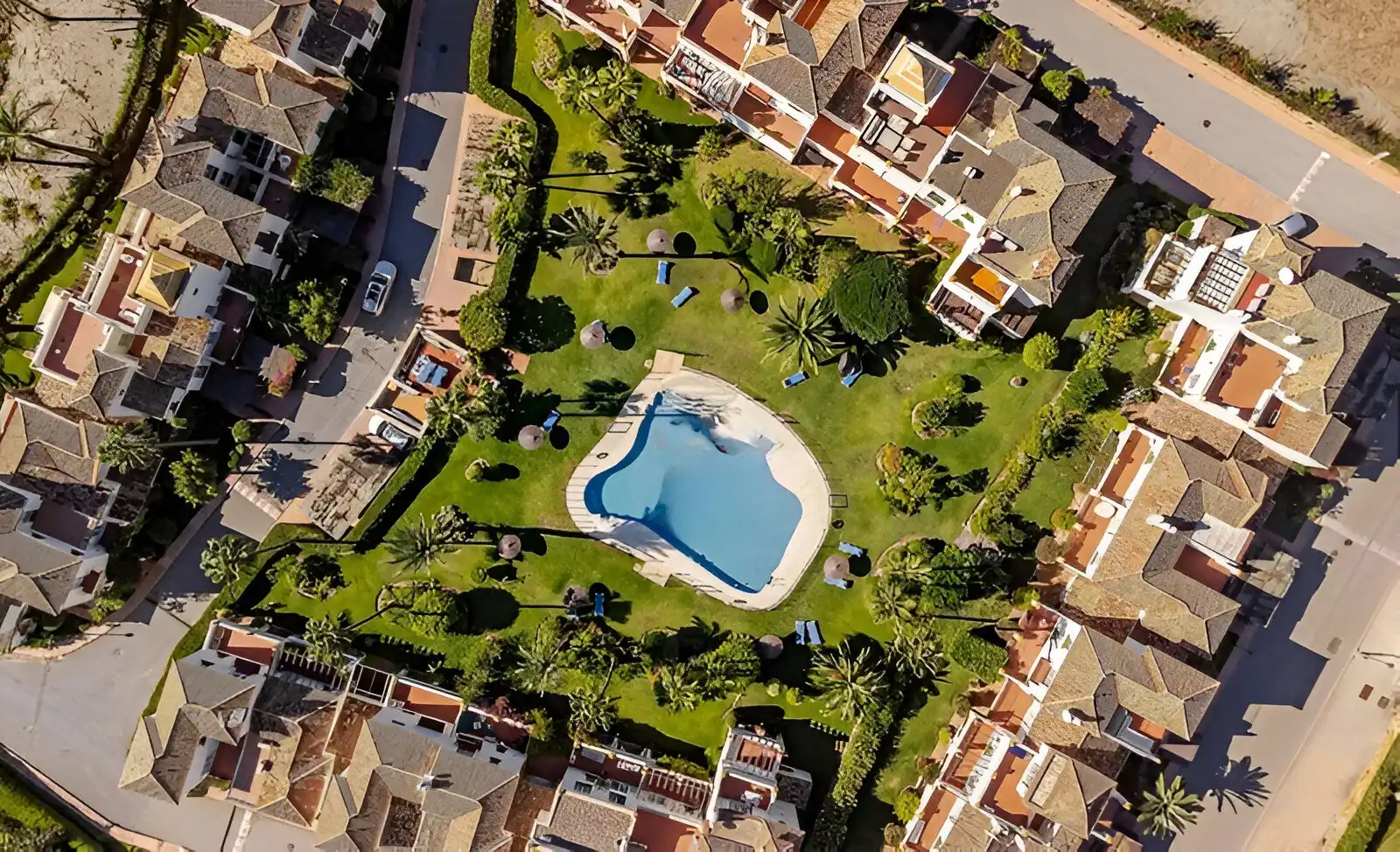 Vista exterior de Casa adosada en venda en Estepona amb Aire condicionat, Jardí privat i Terrassa
