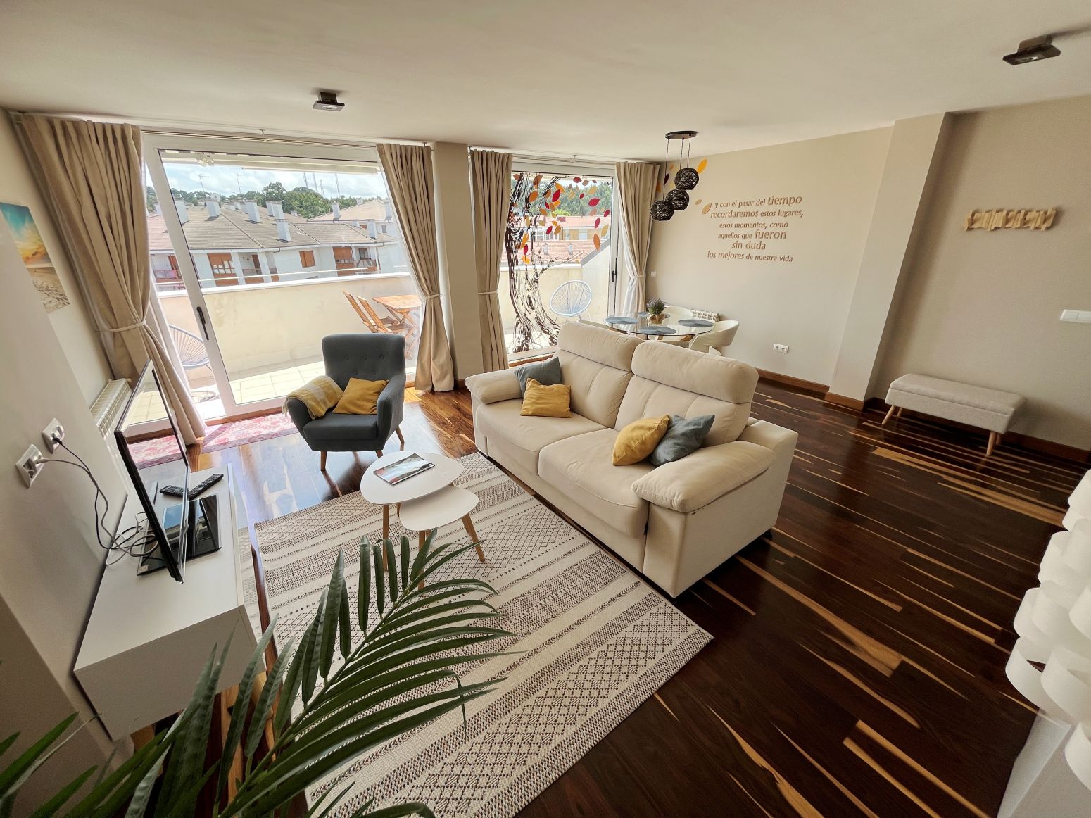 Wohnzimmer von Dachboden miete in Gozón mit Heizung, Parkett und Terrasse