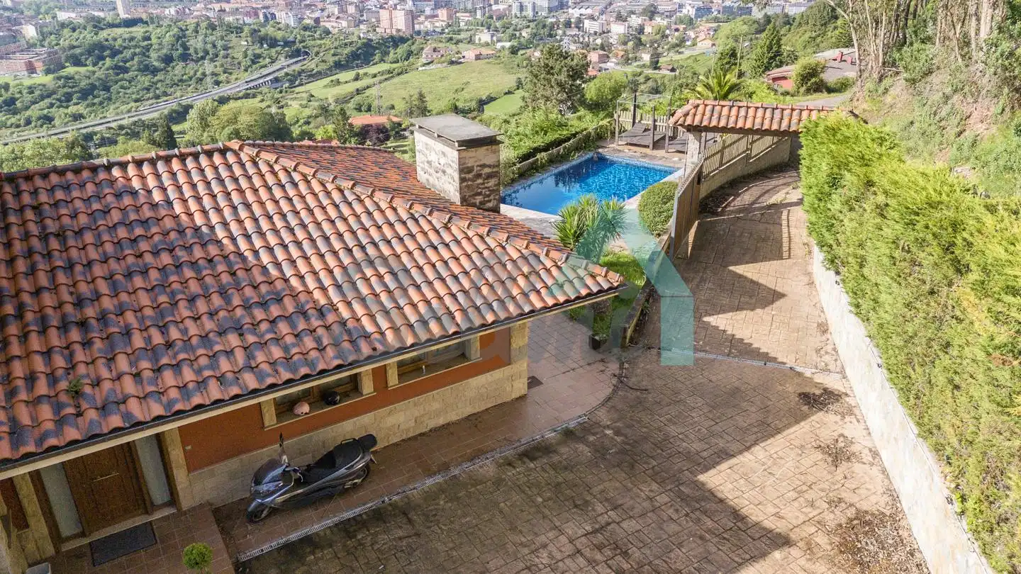 Vista exterior de Casa o chalet en venta en Oviedo  con Calefacción, Jardín privado y Parquet