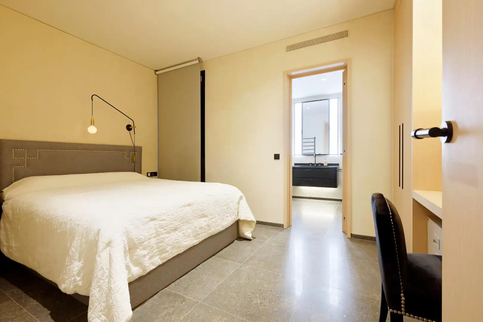 Dormitori de Apartament en venda en Barcelona amb Aire condicionat, Calefacció i Terrassa
