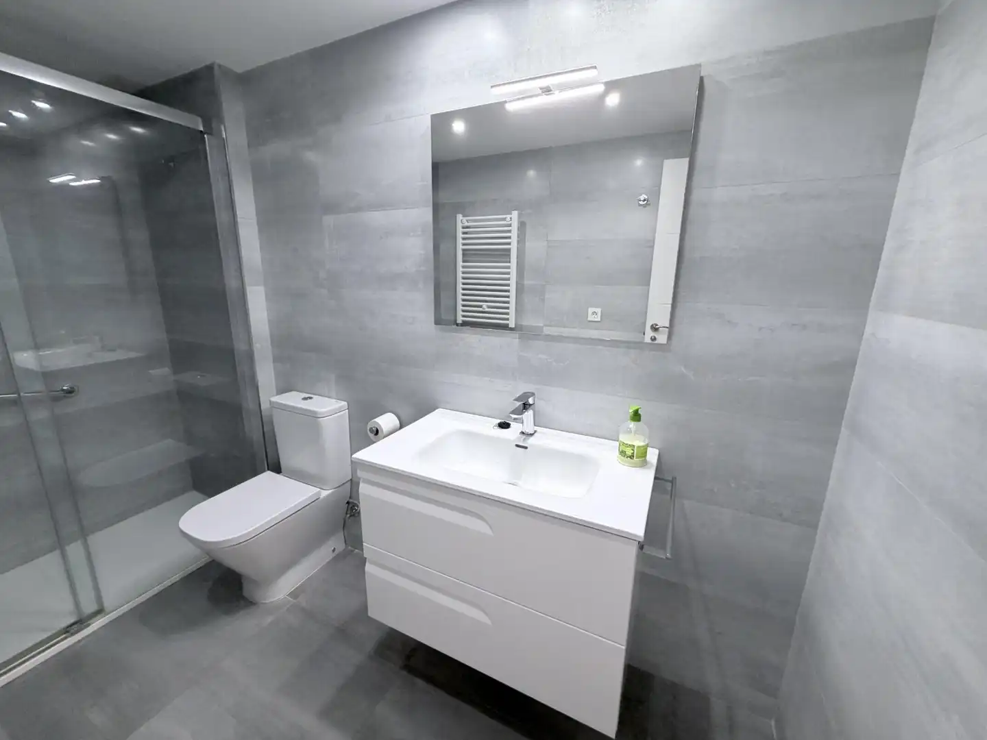 Badezimmer von Wohnung zur Miete in Zaragoza mit Klimaanlage, Heizung und Terrasse