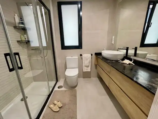 Bany de Apartament en venda en Marbella amb Aire condicionat, Calefacció i Jardí privat
