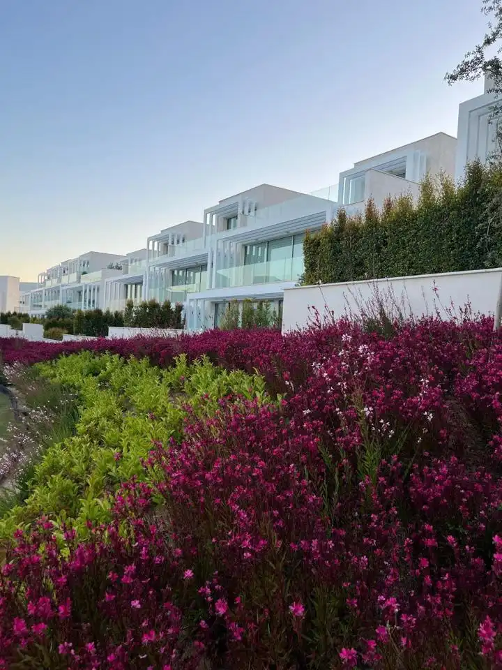 Vista exterior de Casa adosada en venda en Sotogrande amb Aire condicionat, Calefacció i Jardí privat