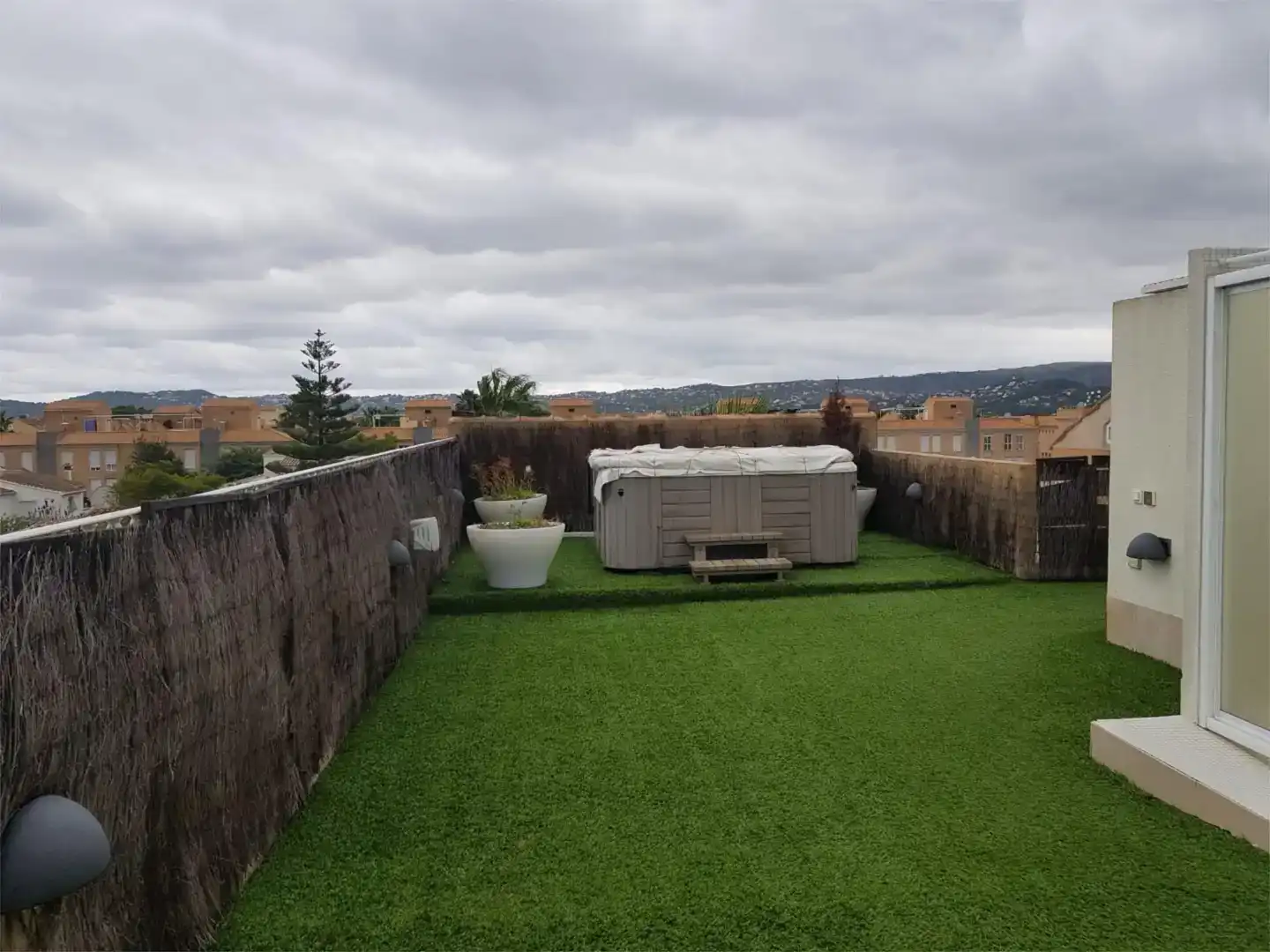 Terrasse von Dachboden zur Miete in Jávea / Xàbia mit Klimaanlage, Schwimmbad und Balkon