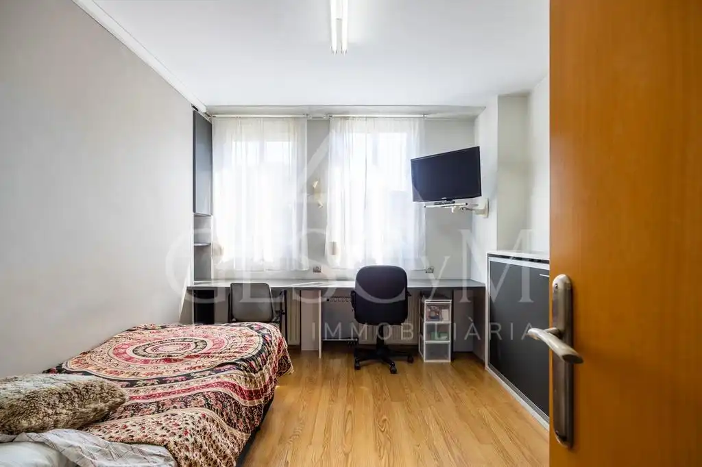 Habitación de Piso en venta en Sant Joan Despí con Parquet, Terraza y Balcón
