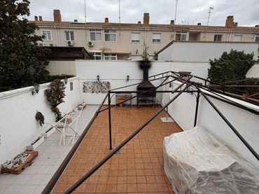 Adossat amb balcó en venda a Universidad