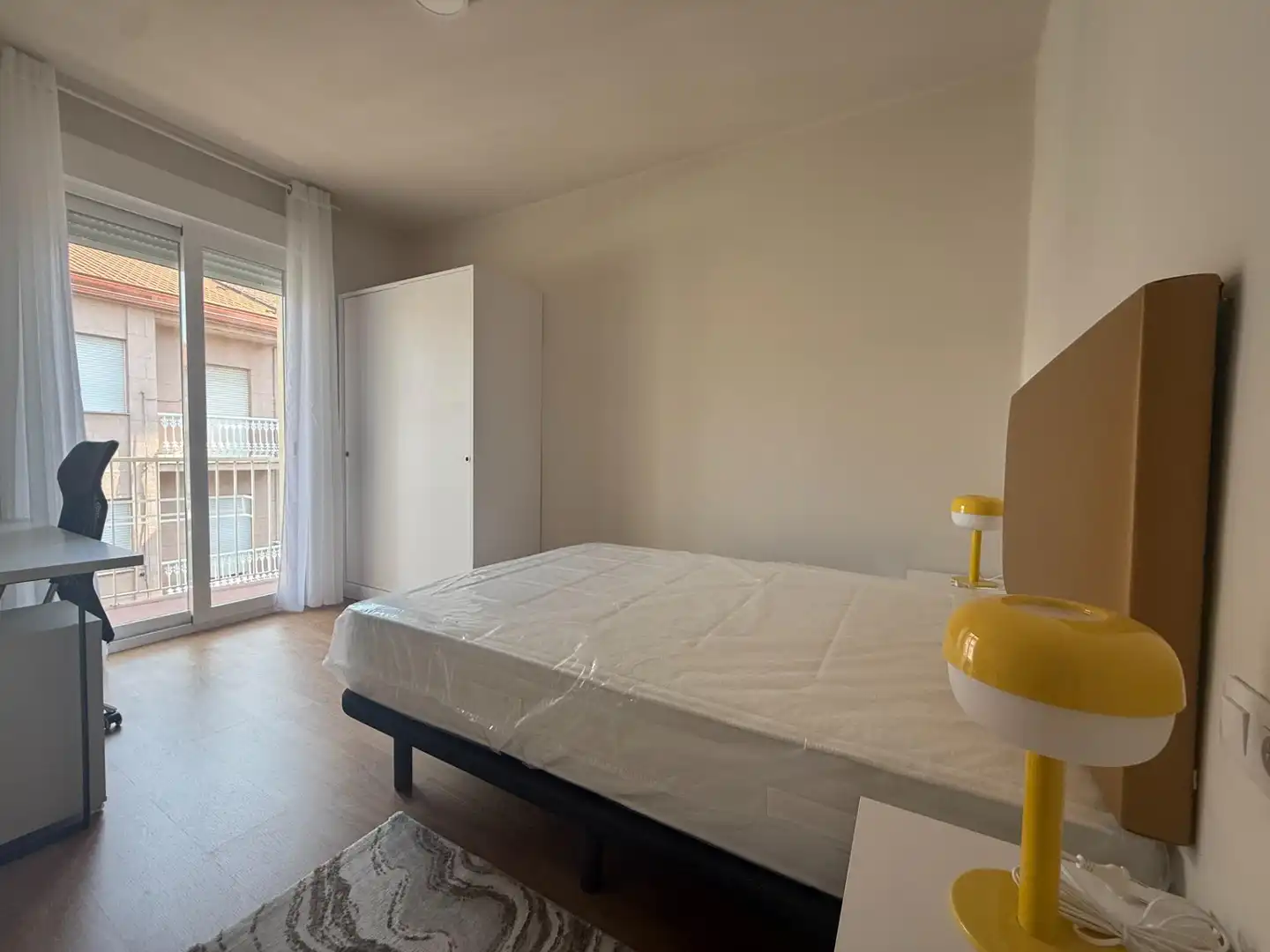 Schlafzimmer von Wohnung zur Miete in Ourense Capital  mit Heizung und Balkon