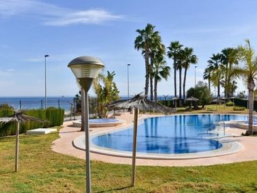 Pis amb piscina en venda a Mil Palmeras