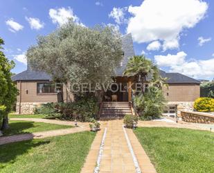 Vista exterior de Casa o xalet en venda en Las Rozas de Madrid amb Aire condicionat, Terrassa i Piscina