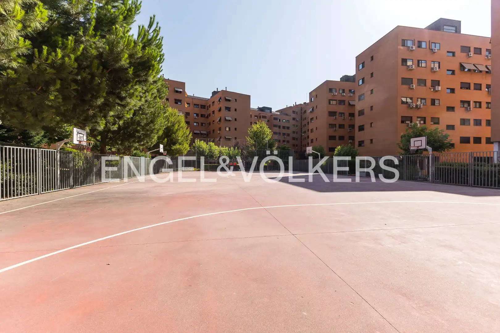 Vista exterior de Pis en venda en Madrid amb Aire condicionat, Calefacció i Jardí privat