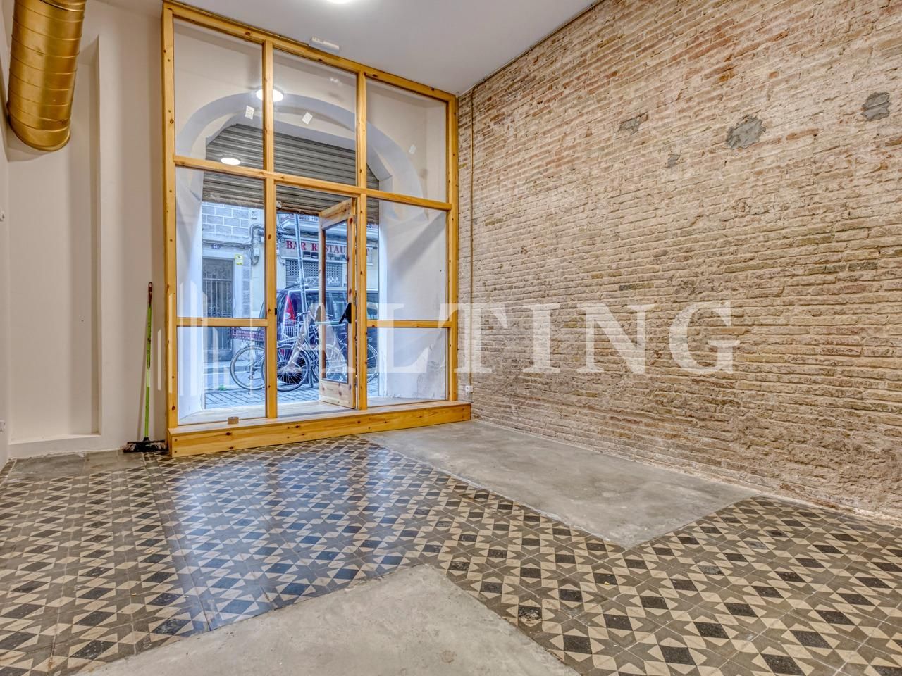 Exterior view of Premises for sale in  Barcelona Capital  with Air Conditioner and Terrace