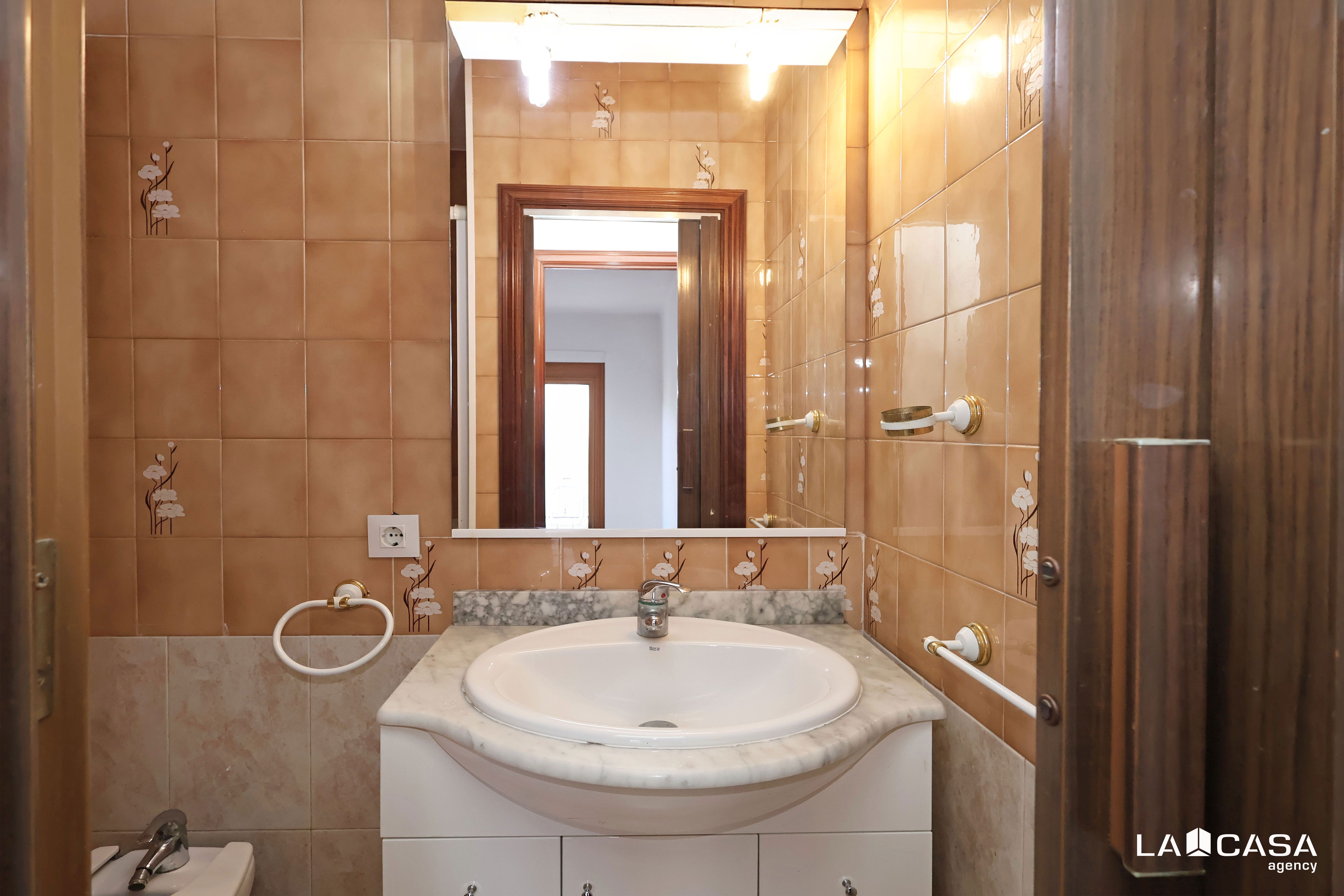 Bany de Pis en venda en L'Hospitalet de Llobregat amb Balcó