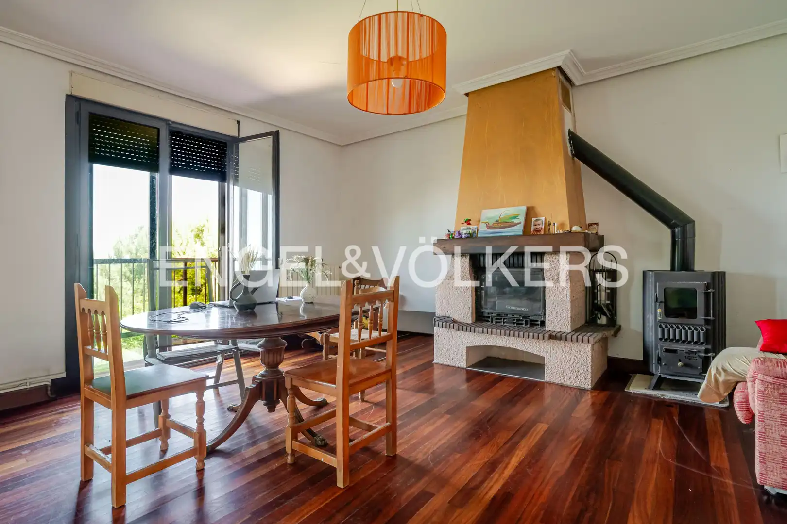 Sala d'estar de Casa adosada en venda en Donostia - San Sebastián  amb Calefacció, Jardí privat i Terrassa