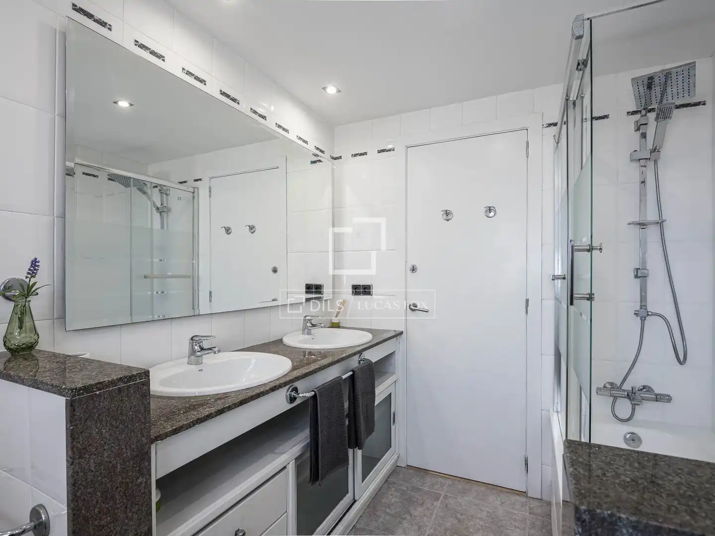 Bany de Casa o xalet en venda en Castelldefels amb Aire condicionat, Calefacció i Jardí privat