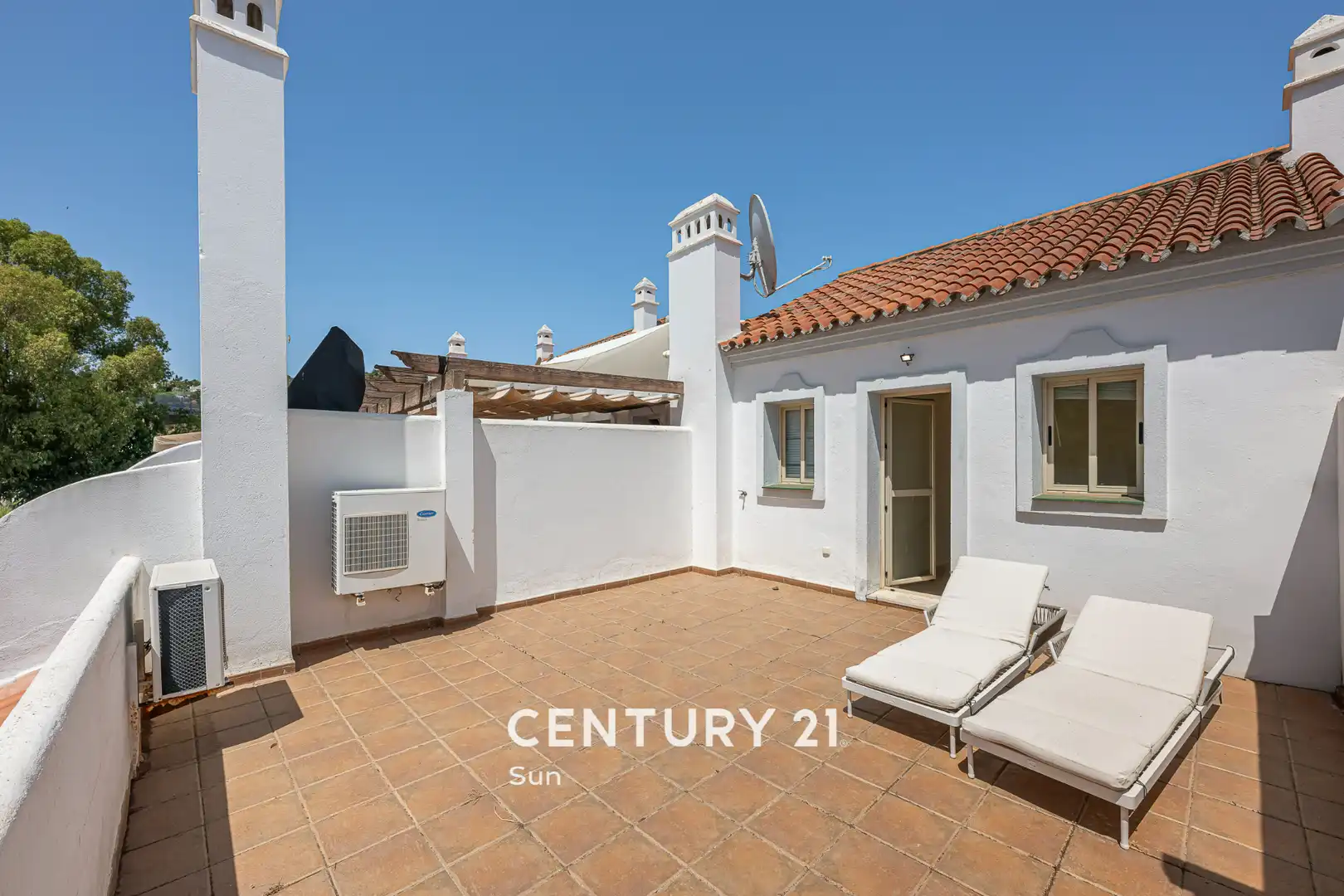 Vista exterior de Casa adosada en venda en Marbella amb Aire condicionat, Calefacció i Jardí privat