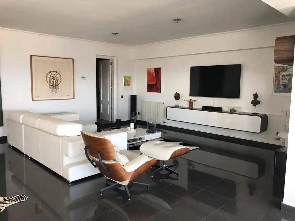 Sala d'estar de Casa o xalet en venda en Sant Boi de Llobregat amb Aire condicionat, Calefacció i Jardí privat
