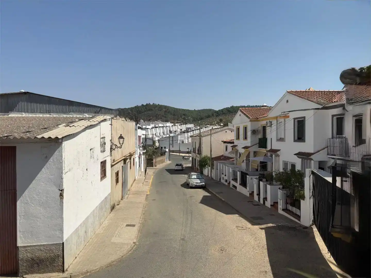 Vista exterior de Casa adosada en venda en El Pedroso amb Aire condicionat i Balcó