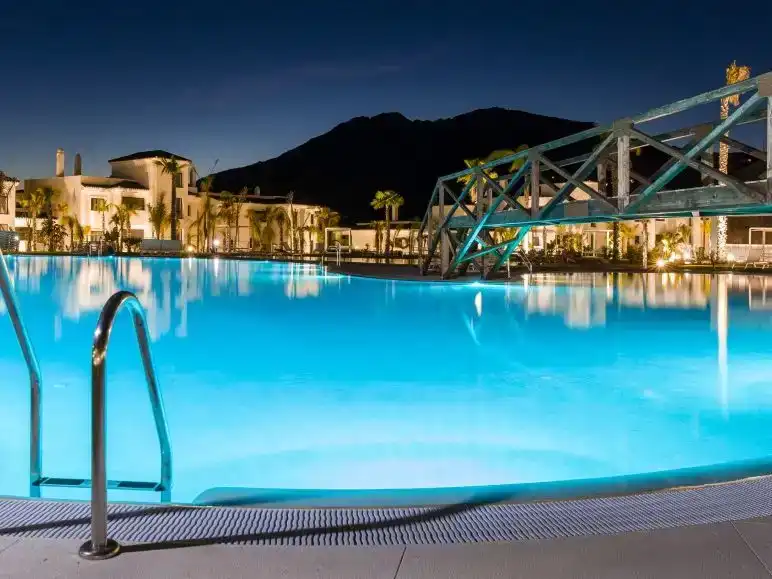 Schwimmbecken von Wohnung zur Miete in Estepona mit Klimaanlage, Privatgarten und Schwimmbad