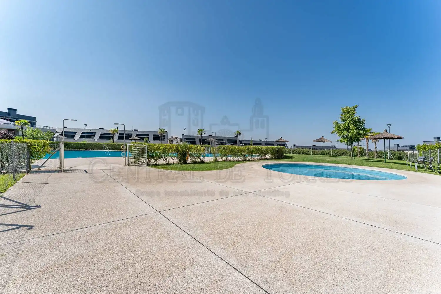 Schwimmbecken von Einfamilien-Reihenhaus zur Miete in Boadilla del Monte mit Klimaanlage, Heizung und Privatgarten