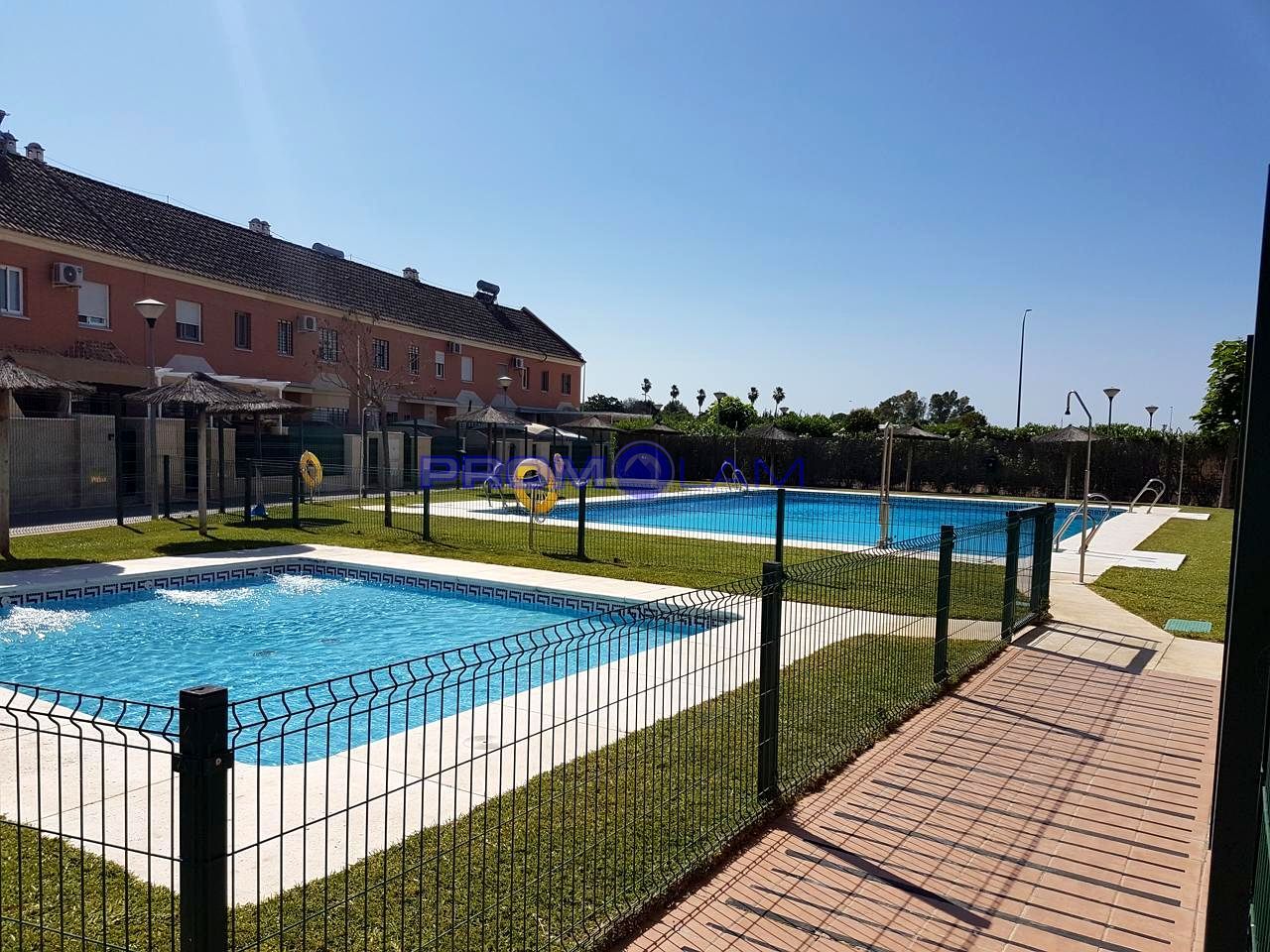 Piscina de Casa o xalet en venda en Coria del Río amb Aire condicionat, Jardí privat i Terrassa