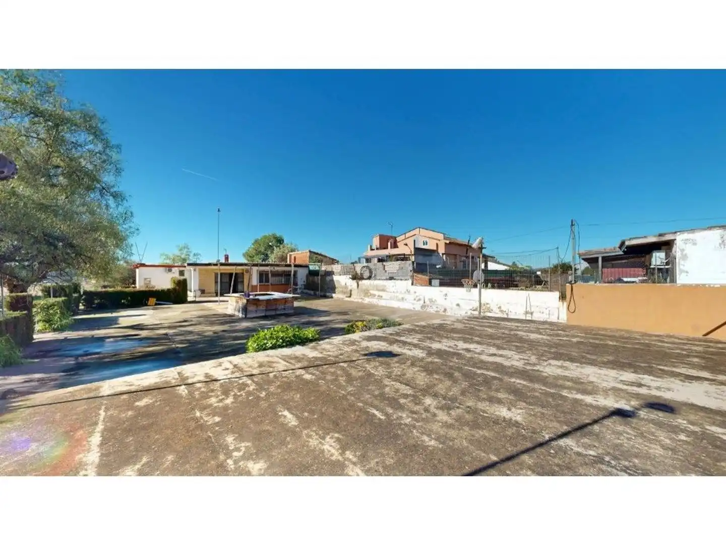 Vista exterior de Local en venda en Llíria amb Terrassa