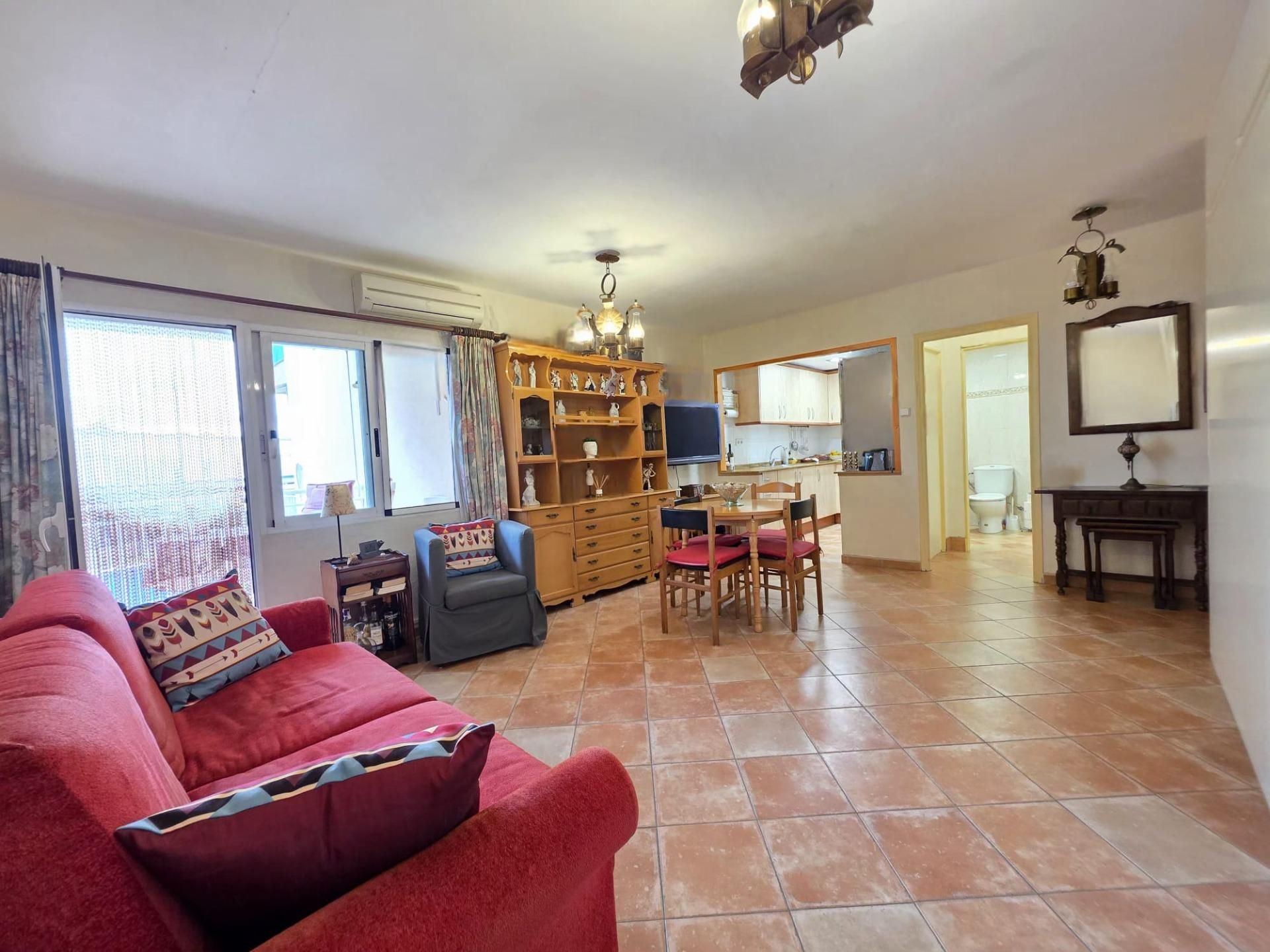 Sala d'estar de Estudi en venda en Salou amb Aire condicionat, Terrassa i Balcó
