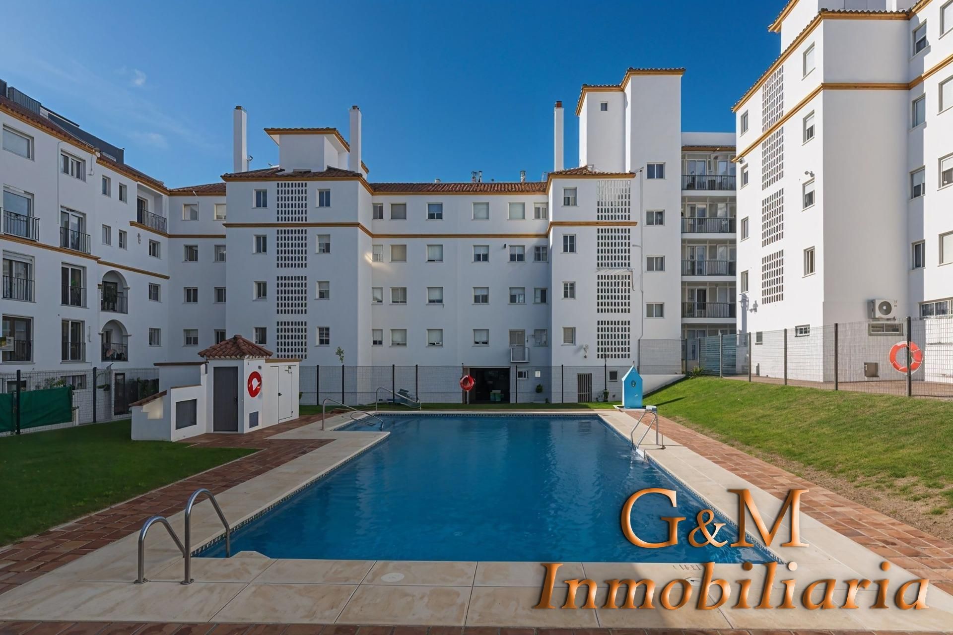 Vista exterior de Pis en venda en Estepona amb Aire condicionat, Jardí privat i Terrassa