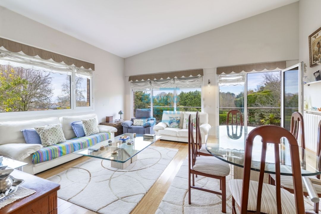 Sala d'estar de Casa adosada en venda en Donostia - San Sebastián  amb Calefacció, Jardí privat i Terrassa