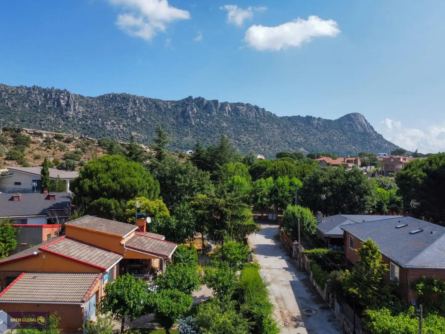 Vista exterior de Casa o chalet en venta en La Cabrera con Calefacción