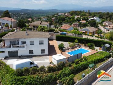 Casa amb piscina en venda a Aiguaviva Parc