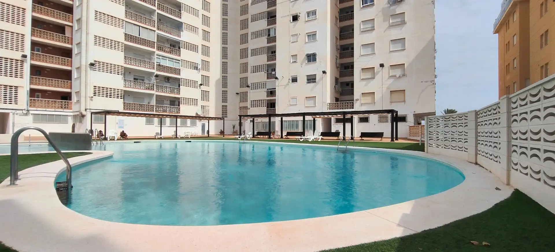 Apartament amb piscina de lloguer a Passeig Marítim de Neptú 30