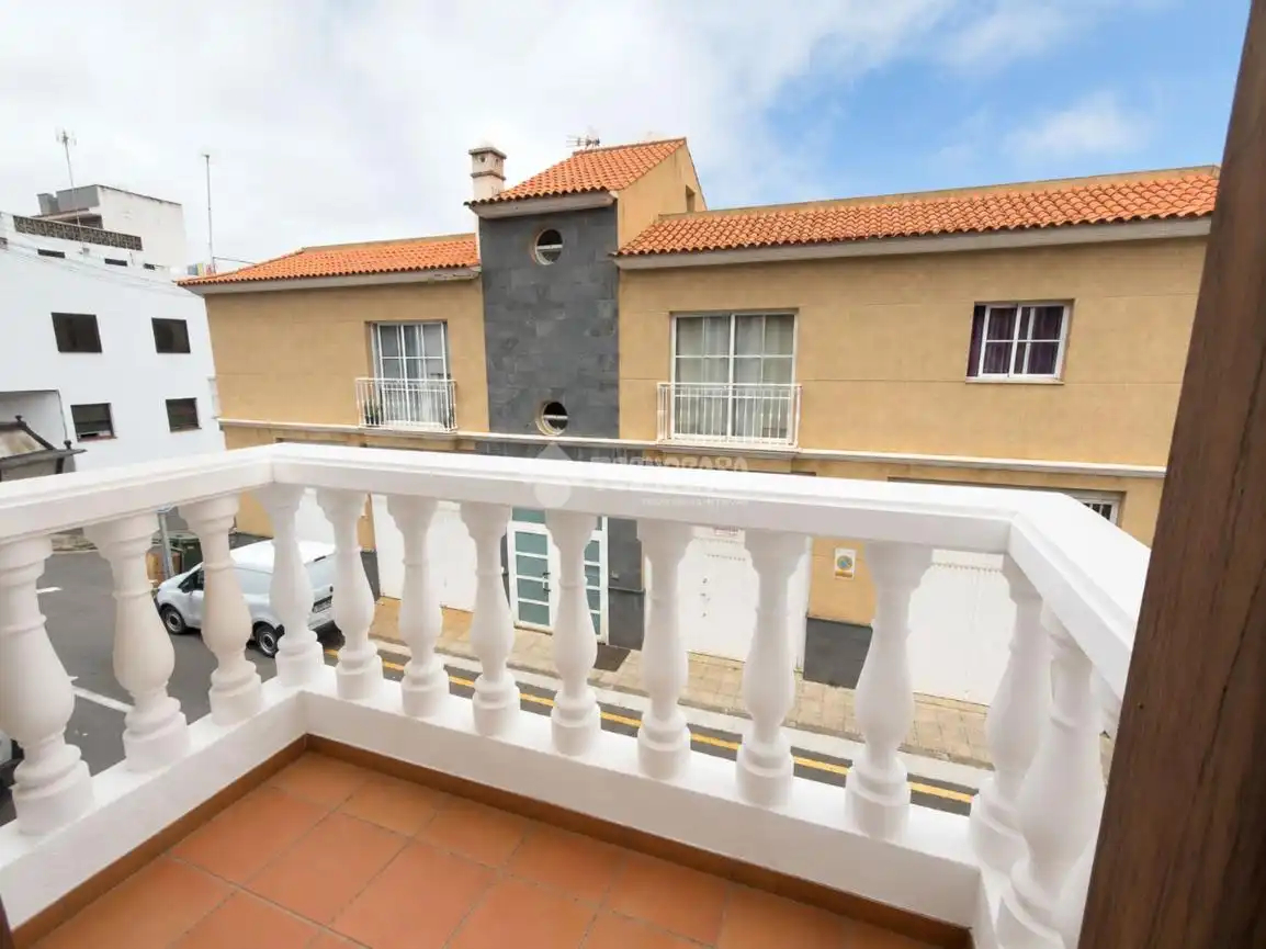 Vista exterior de Casa adosada en venda en La Orotava amb Terrassa i Balcó