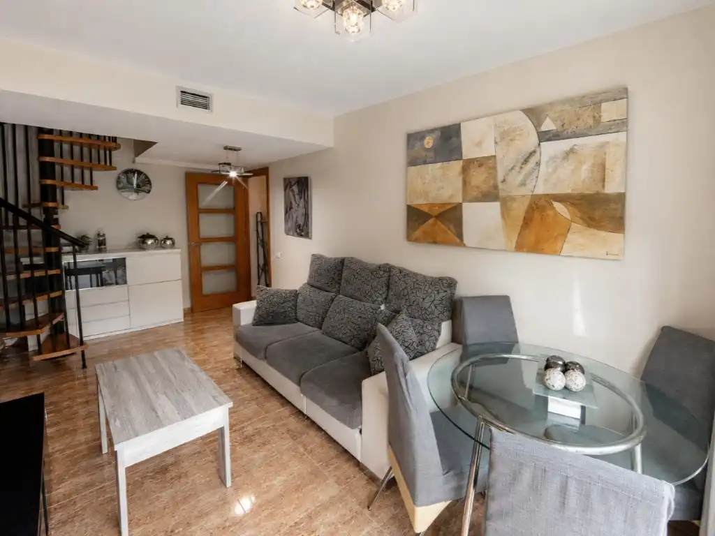 Sala de estar de Dúplex en venta en El Pla del Penedès con Horno, Balcón y Piscina comunitaria