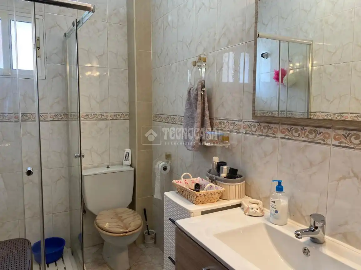 Bathroom of Flat for sale in Sevilla  with Air Conditioner and Balcony